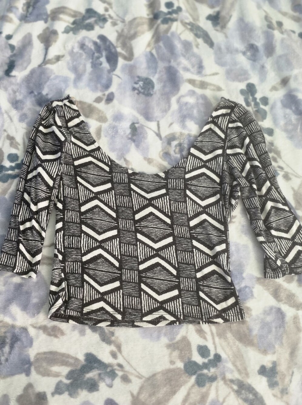 Black & White Geometric Scoop Neck Women's Crop Top